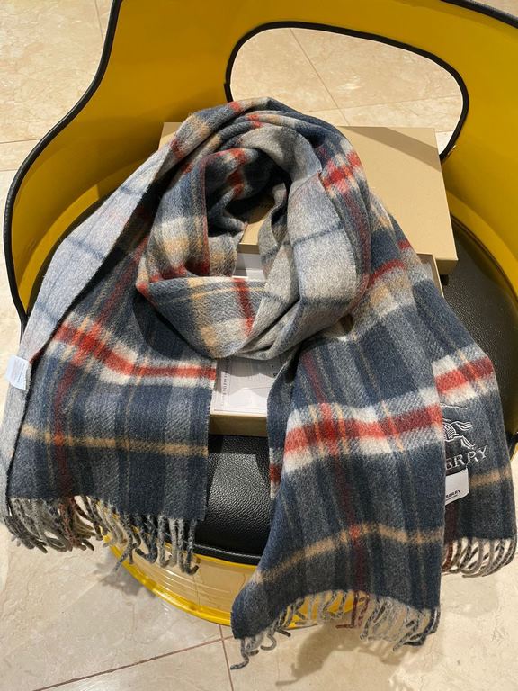 . Burberry original single counter small shawl, the domestic counter has not been put on sale    100% top cashmere material   very warm   soft skin-friendly, do not tie the neck   classic Burberry plaid reversible design