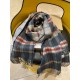 . Burberry original single counter small shawl, the domestic counter has not been put on sale    100% top cashmere material   very warm   soft skin-friendly, do not tie the neck   classic Burberry plaid reversible design