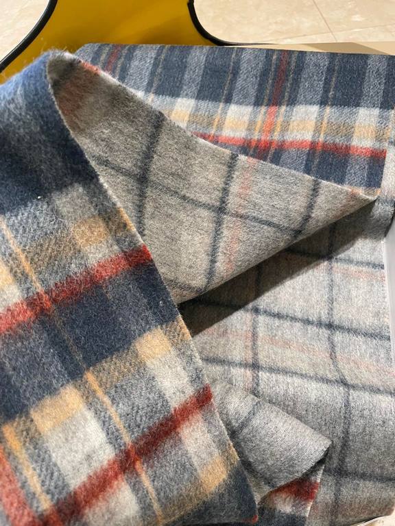 . Burberry original single counter small shawl, the domestic counter has not been put on sale    100% top cashmere material   very warm   soft skin-friendly, do not tie the neck   classic Burberry plaid reversible design