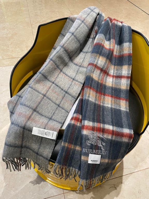 . Burberry original single counter small shawl, the domestic counter has not been put on sale    100% top cashmere material   very warm   soft skin-friendly, do not tie the neck   classic Burberry plaid reversible design