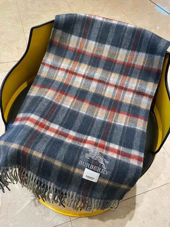 . Burberry original single counter small shawl, the domestic counter has not been put on sale    100% top cashmere material   very warm   soft skin-friendly, do not tie the neck   classic Burberry plaid reversible design