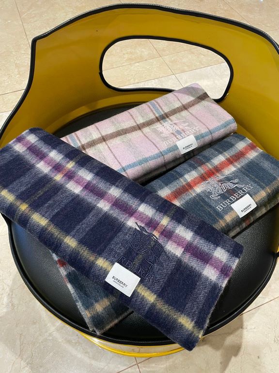 . Burberry original single counter small shawl, the domestic counter has not been put on sale    100% top cashmere material   very warm   soft skin-friendly, do not tie the neck   classic Burberry plaid reversible design