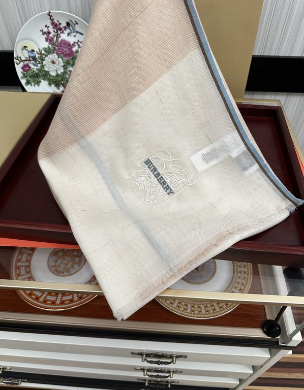 Burberry   heavy recommended   too beautiful  , everyone likes   when the hipsters have several Ba family scarves in the closet,   change a scarf is enough to make you have a new look and feel. High-end quality, differen