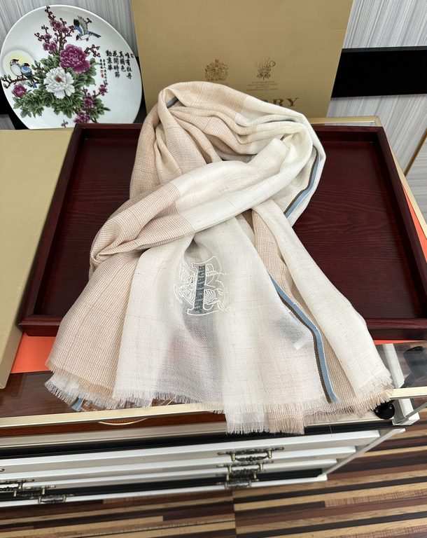 Burberry   heavy recommended   too beautiful  , everyone likes   when the hipsters have several Ba family scarves in the closet,   change a scarf is enough to make you have a new look and feel. High-end quality, differen