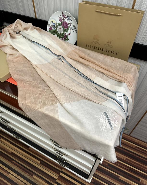 Burberry   heavy recommended   too beautiful  , everyone likes   when the hipsters have several Ba family scarves in the closet,   change a scarf is enough to make you have a new look and feel. High-end quality, differen