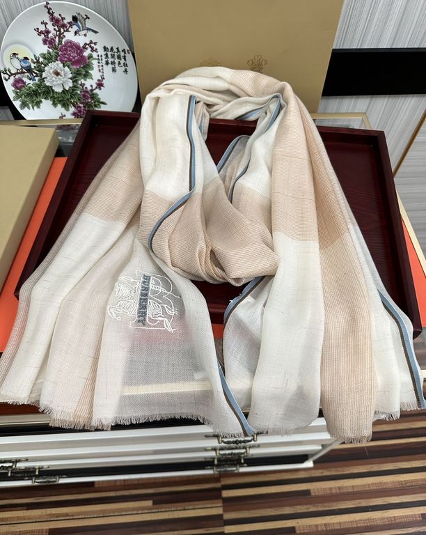 Burberry   heavy recommended   too beautiful  , everyone likes   when the hipsters have several Ba family scarves in the closet,   change a scarf is enough to make you have a new look and feel. High-end quality, differen