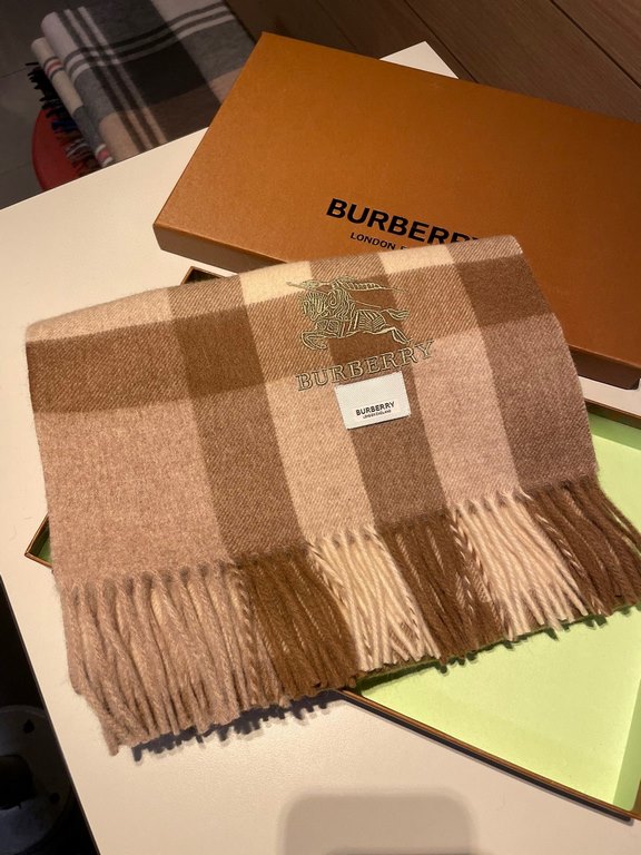 Burberry overseas counter the latest men's women's couple   lamb wool scarf ~ surprise on the shelves   domestic counters are not on the shelves, from the style to the fabric are awesome  , the classic striped pattern, r