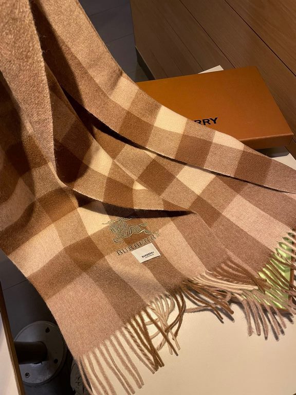 Burberry overseas counter the latest men's women's couple   lamb wool scarf ~ surprise on the shelves   domestic counters are not on the shelves, from the style to the fabric are awesome  , the classic striped pattern, r