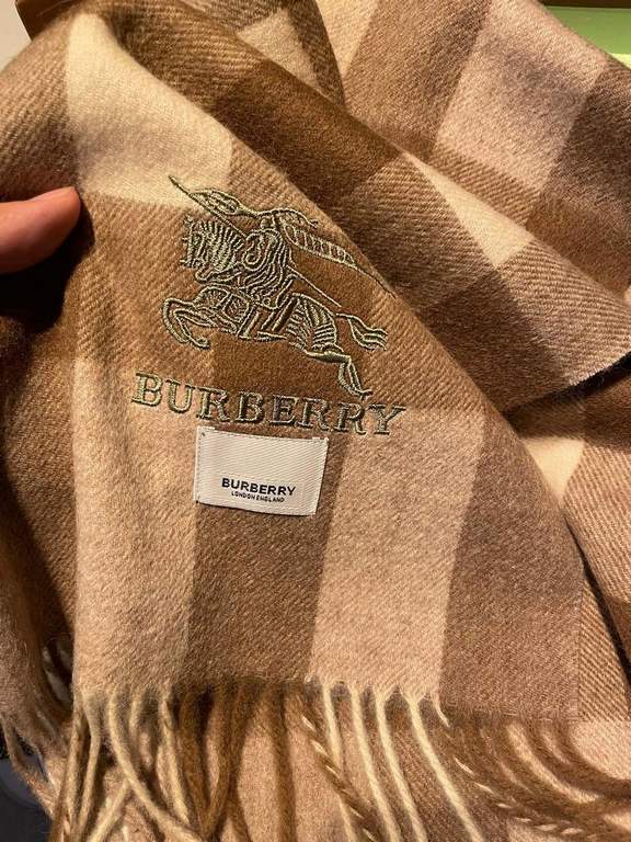 Burberry overseas counter the latest men's women's couple   lamb wool scarf ~ surprise on the shelves   domestic counters are not on the shelves, from the style to the fabric are awesome  , the classic striped pattern, r