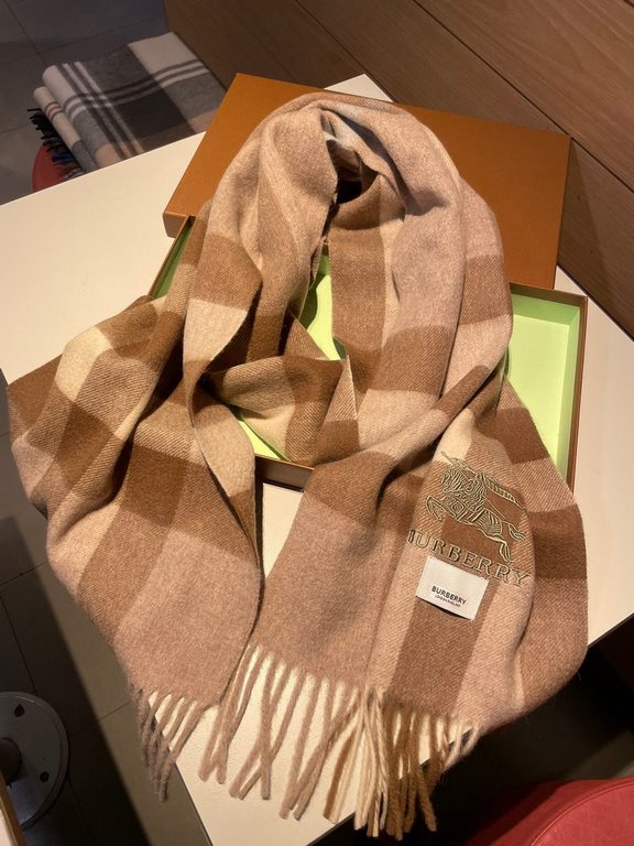 Burberry overseas counter the latest men's women's couple   lamb wool scarf ~ surprise on the shelves   domestic counters are not on the shelves, from the style to the fabric are awesome  , the classic striped pattern, r