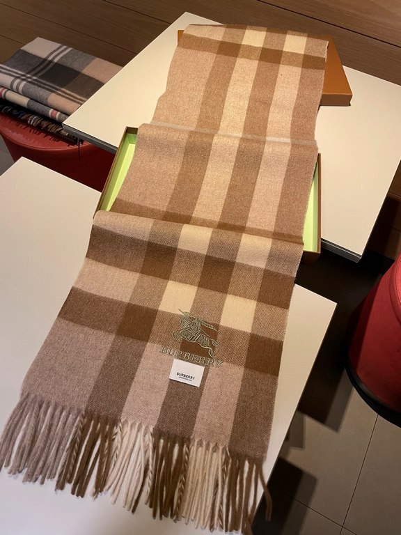 Burberry overseas counter the latest men's women's couple   lamb wool scarf ~ surprise on the shelves   domestic counters are not on the shelves, from the style to the fabric are awesome  , the classic striped pattern, r