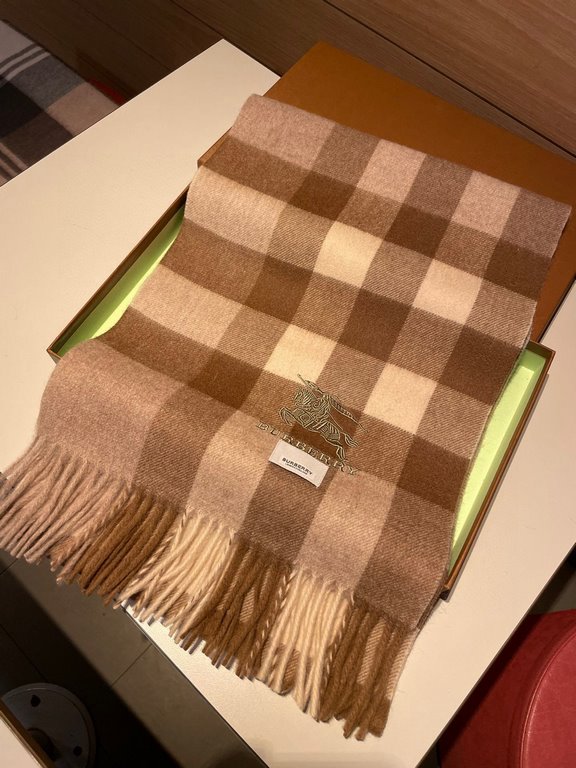 Burberry overseas counter the latest men's women's couple   lamb wool scarf ~ surprise on the shelves   domestic counters are not on the shelves, from the style to the fabric are awesome  , the classic striped pattern, r