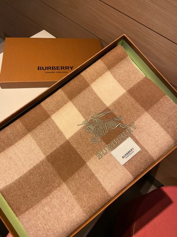 Burberry overseas counter the latest men's women's couple   lamb wool scarf ~ surprise on the shelves   domestic counters are not on the shelves, from the style to the fabric are awesome  , the classic striped pattern, r