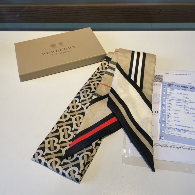 Burberry Burberry silk twill narrow version of the scarf, decorated with digital printing process to present the brand's exclusive logo, Vintage plaid and iconic stripes,   domestic official website is also on the shelve