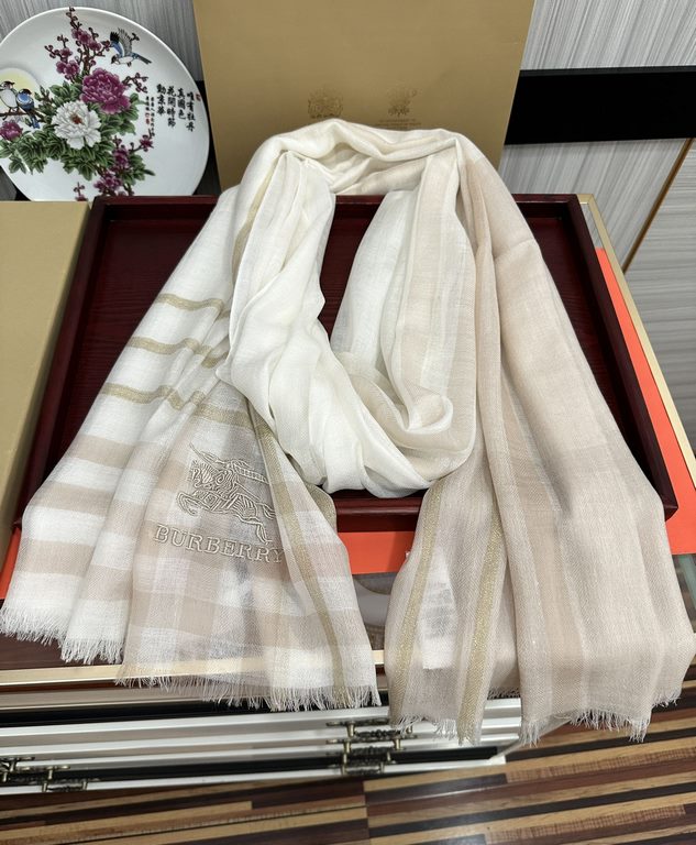 Explosive models Burberry gold silk cashmere   heavy recommended   too beautiful   hot N years of plaid, everyone likes   when the hipsters have several Ba family scarves in the closet,   a change of scarf is enough to g