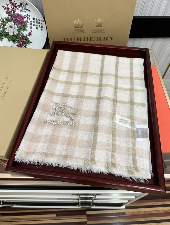 Explosive models Burberry gold silk cashmere   heavy recommended   too beautiful   hot N years of plaid, everyone likes   when the hipsters have several Ba family scarves in the closet,   a change of scarf is enough to g