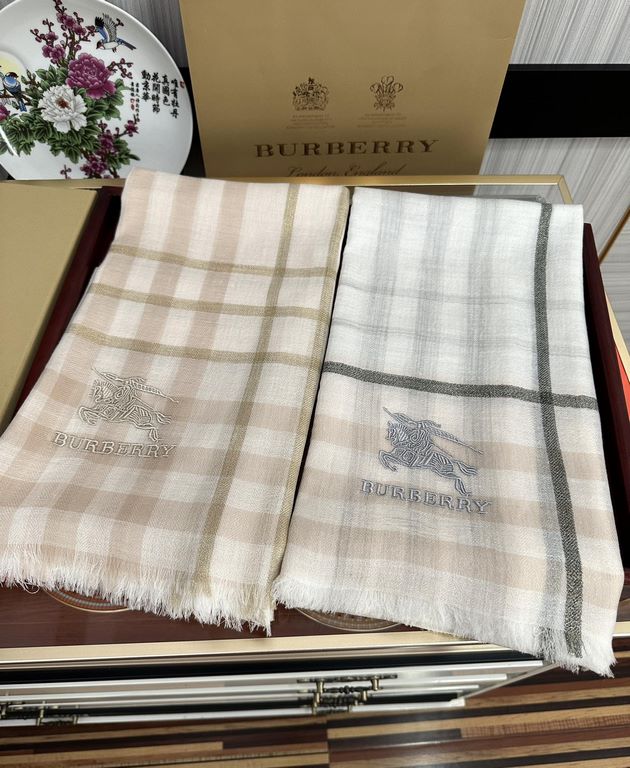 Explosive models Burberry gold silk cashmere   heavy recommended   too beautiful   hot N years of plaid, everyone likes   when the hipsters have several Ba family scarves in the closet,   a change of scarf is enough to g