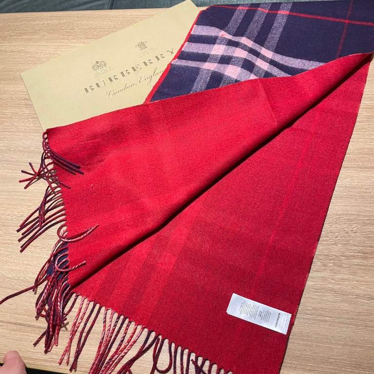 Heavyweight recommended   [top foreign single]   fire N years of the classic grid, when the trend of people have several Burberry scarves in the closet, a small scarf its role can not be underestimated, it is absolutely 