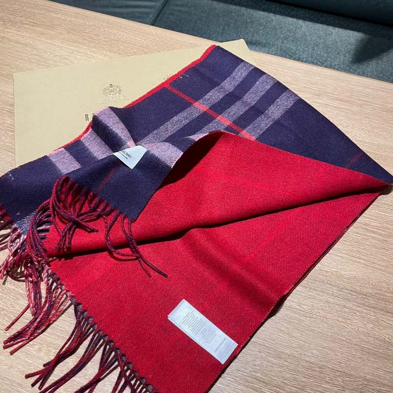 Heavyweight recommended   [top foreign single]   fire N years of the classic grid, when the trend of people have several Burberry scarves in the closet, a small scarf its role can not be underestimated, it is absolutely 