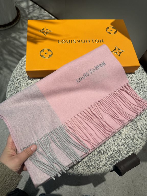 L V [Men's and Women's Scarves] Rage to keep it for yourself, a rare high-end men's style! Family benefits! Burberry very positive men's scarf ~ fabric big love, very soft and delicate comfortable, light water ripple! At