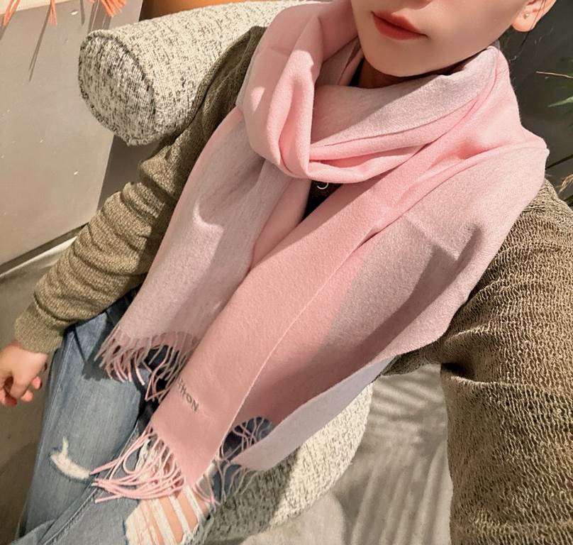 L V [Men's and Women's Scarves] Rage to keep it for yourself, a rare high-end men's style! Family benefits! Burberry very positive men's scarf ~ fabric big love, very soft and delicate comfortable, light water ripple! At