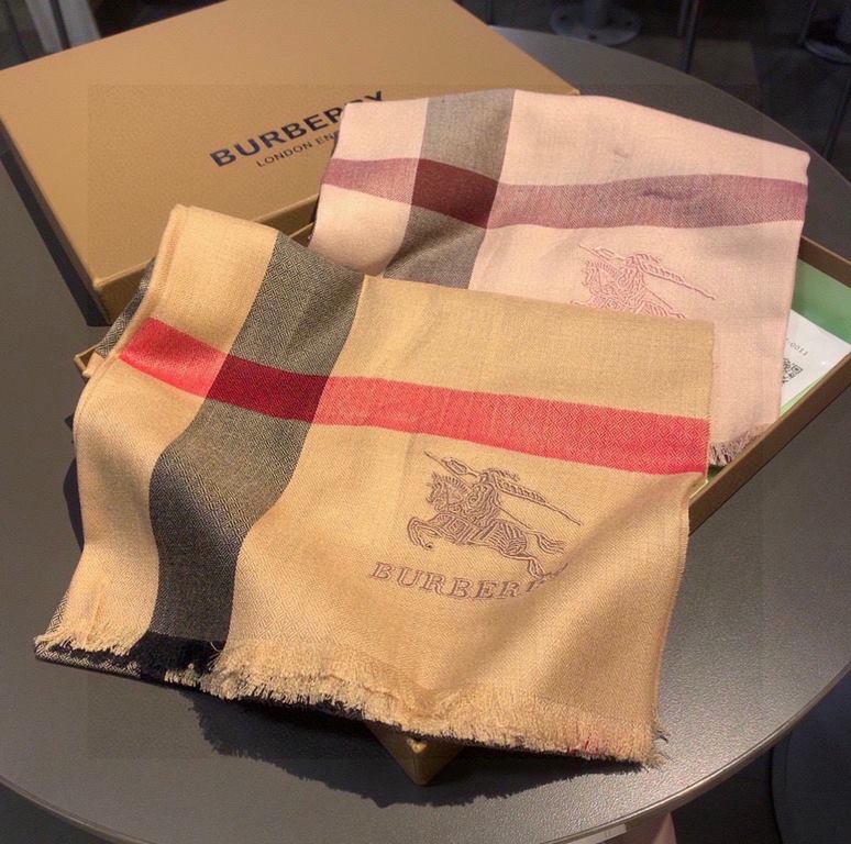 Burberry   Forever chic  Burberry Classic Grid Thin Diamond Pattern Velvet Scarf ~ rare classic grid, such a plaid really look good every year, and this year it is a representative of the retro chic style   The fabric of