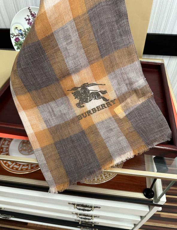 Burberry   using Inner Mongolia cashmere, heavily recommended   too beautiful   hot, everyone likes   when the hipsters have several Ba family scarves in the closet,   change a scarf is enough to give you a refreshing fe