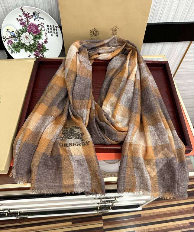 Burberry   using Inner Mongolia cashmere, heavily recommended   too beautiful   hot, everyone likes   when the hipsters have several Ba family scarves in the closet,   change a scarf is enough to give you a refreshing fe