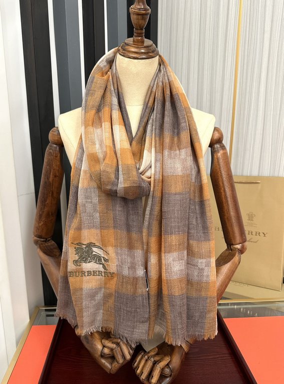 Burberry   using Inner Mongolia cashmere, heavily recommended   too beautiful   hot, everyone likes   when the hipsters have several Ba family scarves in the closet,   change a scarf is enough to give you a refreshing fe