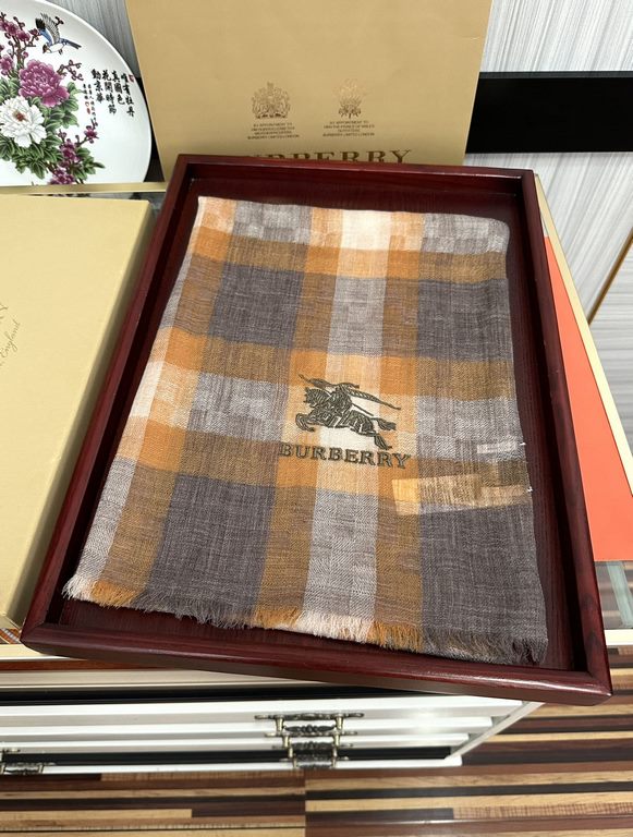 Burberry   using Inner Mongolia cashmere, heavily recommended   too beautiful   hot, everyone likes   when the hipsters have several Ba family scarves in the closet,   change a scarf is enough to give you a refreshing fe