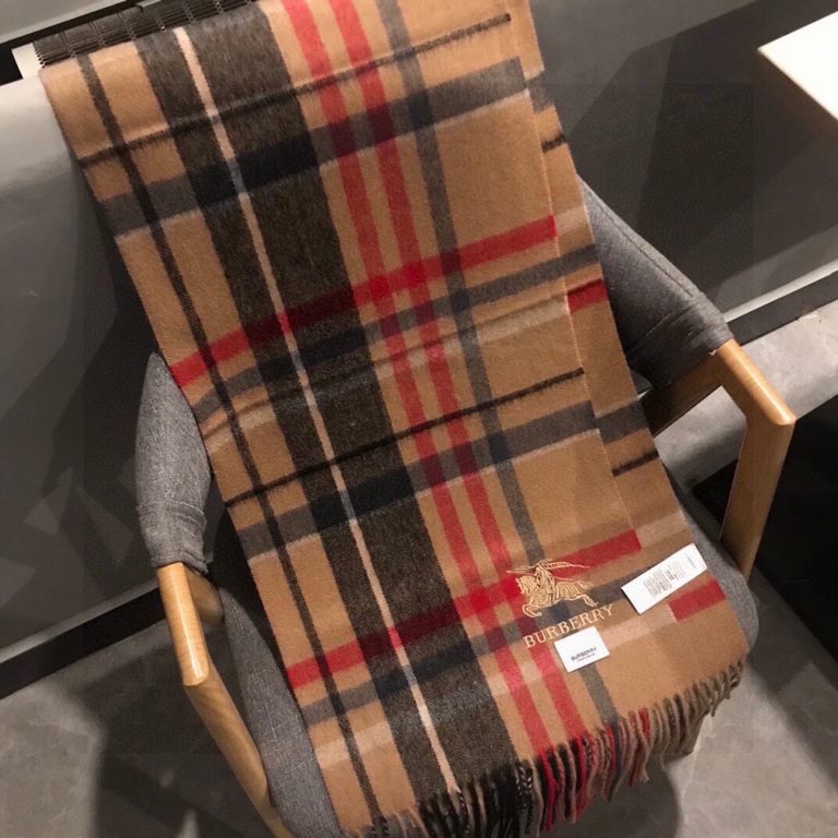 The Burberry Bur cashmere plaid looks crazy good, so stylish and glamorous!!!! Very svelte and stylish fallwinter piece! Really like it, very Classical men's design. Men's stuff less and more! ! 100% cashmere, the feel i