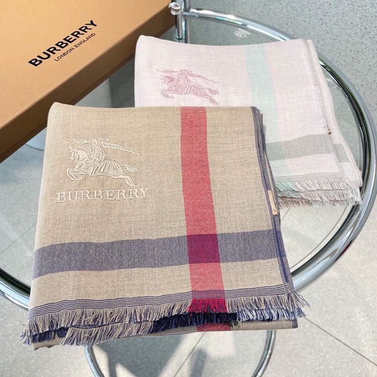 Price Heavy recommended   [top foreign single]   fire N years of the classic grid, when the trend of people have several Burberry scarves in the closet, a small scarf its role can not be underestimated, it is wearing abs