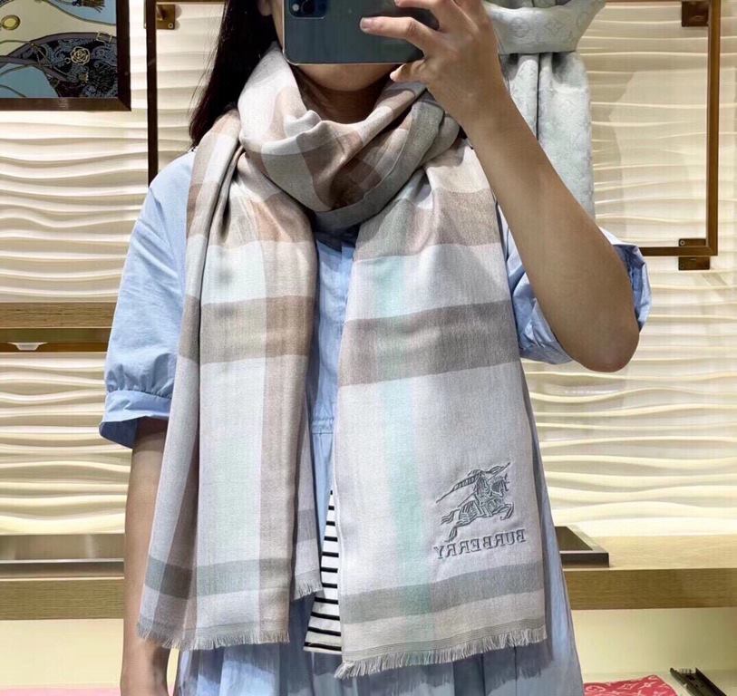 Price Heavy recommended   [top foreign single]   fire N years of the classic grid, when the trend of people have several Burberry scarves in the closet, a small scarf its role can not be underestimated, it is wearing abs