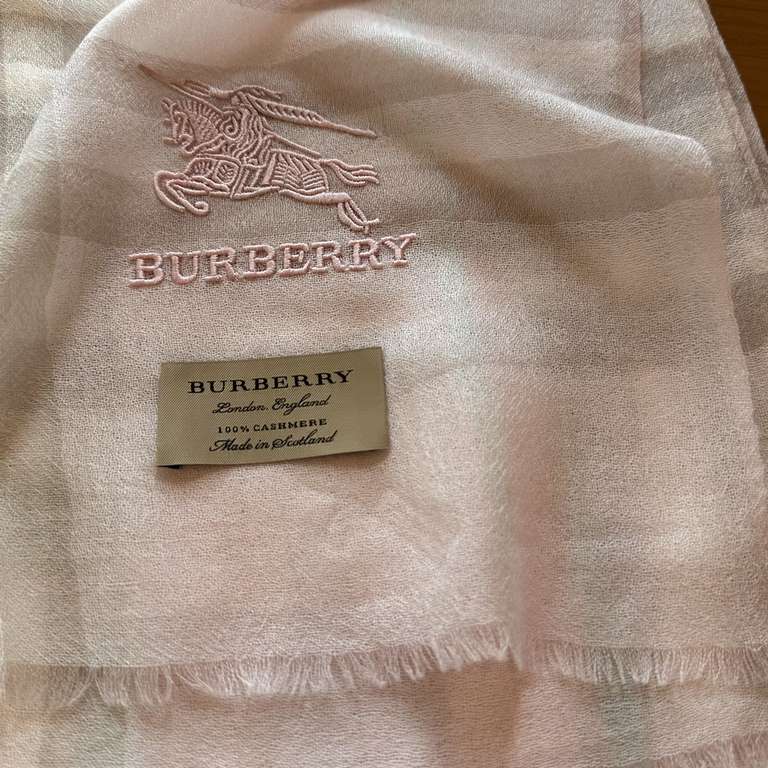 Burberry Burberry ultra-thin plaid shawl spot seconds closet essential classic models VIP recommended!!!! Early fall classic barber cashmere barber shawl. Natural folds design style, soft touch, grid type novelty, classi