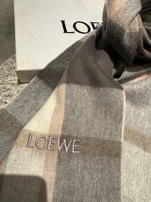 Loewe [Men's and Women's Scarves] Rage to keep for yourself, a rare high-end men's style! Family benefits! Burberry very positive men's scarf ~ fabric big love, very soft and delicate comfortable, light water ripple! Atm