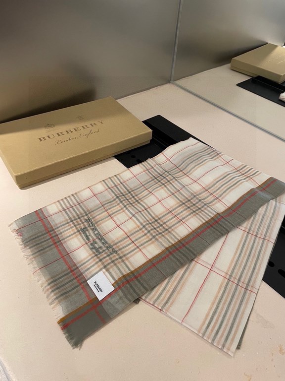 Highlighted!!! Premium cozy chic vibe, take it if you believe me! This soft scarf from Burberry that touches the heart with inimitable colors and temperament!!!! Scarf light and shadow will also have a very beautiful spe