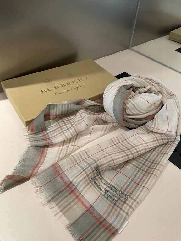 Highlighted!!! Premium cozy chic vibe, take it if you believe me! This soft scarf from Burberry that touches the heart with inimitable colors and temperament!!!! Scarf light and shadow will also have a very beautiful spe