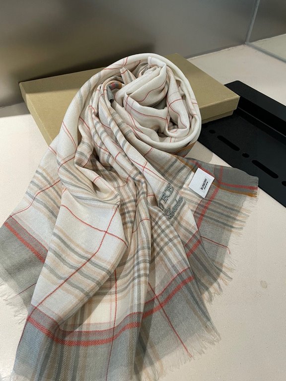 Highlighted!!! Premium cozy chic vibe, take it if you believe me! This soft scarf from Burberry that touches the heart with inimitable colors and temperament!!!! Scarf light and shadow will also have a very beautiful spe