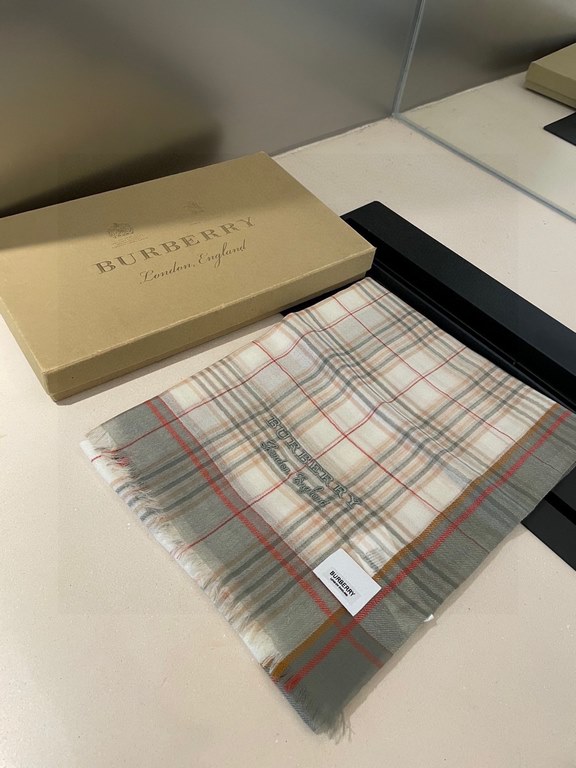 Highlighted!!! Premium cozy chic vibe, take it if you believe me! This soft scarf from Burberry that touches the heart with inimitable colors and temperament!!!! Scarf light and shadow will also have a very beautiful spe