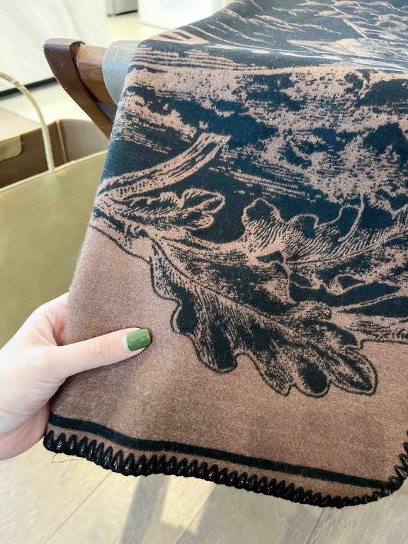 BURBERRY. exquisite triangular needle locking edge Original single beauty, the classic explosive models are back   high cutting-edge    Burberry new  embroidered war horse  imported Nepalese cashmere top embroidery scarf