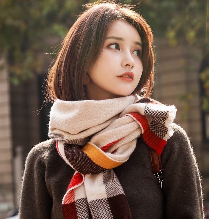 Matching tool  There is a kind of scarf is called casually scarf are fashionable  Bur fall and winter with easy to collide with a sense of seniority  Intellectual and foreign color weaving plaid scarf, color weaving proc