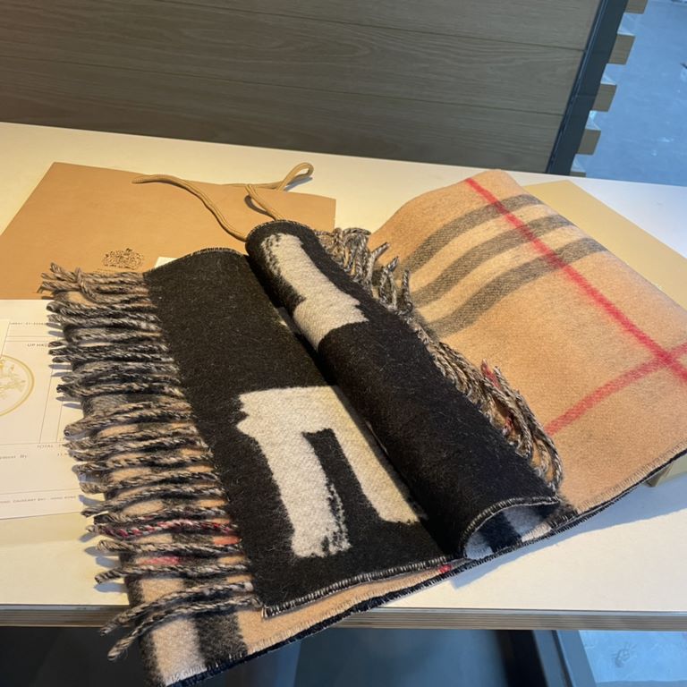 Burberry - Burberry's latest models of reversible scarves   one side of the plain LOVE, one side of the classic plaid   very stylish design! 180  30cm, is a charming embodiment of elegant art! Scarf style men and women u