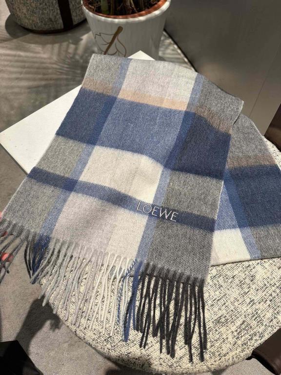 Loewe [Men's and Women's Scarves] Rage to keep for yourself, a rare high-end men's style! Family benefits! Burberry very positive men's scarf ~ fabric big love, very soft and delicate comfortable, light water ripple! Atm