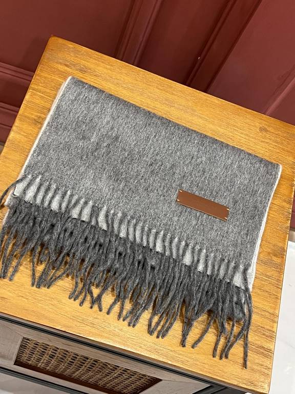 Burberry Couple's Double Sided Cashmere Scarf! Made of fine cashmere from the Mongolian plateau! The feel of the hand is full of fine fluff! The price is 100% affordable! The exquisite embroidery craft! Gift to keep thei