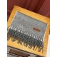 Burberry Couple's Double Sided Cashmere Scarf! Made of fine cashmere from the Mongolian plateau! The feel of the hand is full of fine fluff! The price is 100% affordable! The exquisite embroidery craft! Gift to keep thei