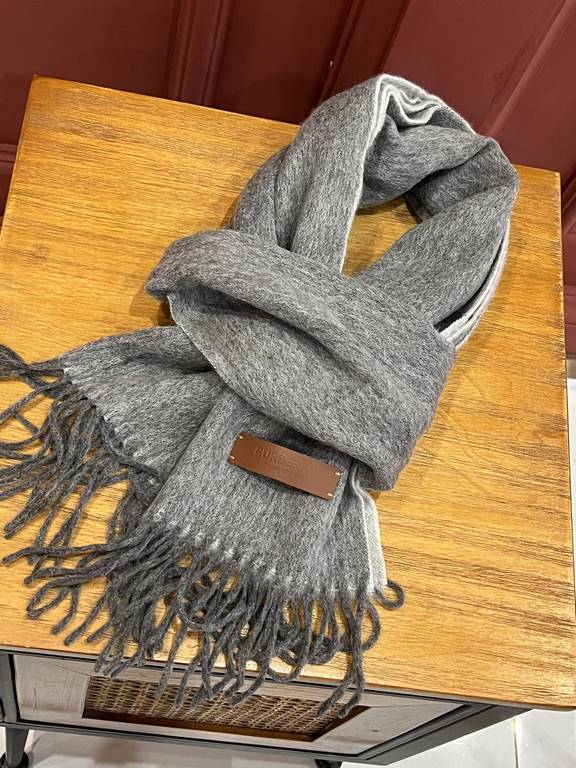 Burberry Couple's Double Sided Cashmere Scarf! Made of fine cashmere from the Mongolian plateau! The feel of the hand is full of fine fluff! The price is 100% affordable! The exquisite embroidery craft! Gift to keep thei