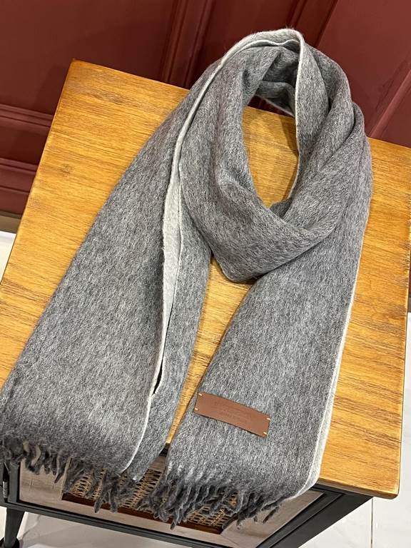 Burberry Couple's Double Sided Cashmere Scarf! Made of fine cashmere from the Mongolian plateau! The feel of the hand is full of fine fluff! The price is 100% affordable! The exquisite embroidery craft! Gift to keep thei