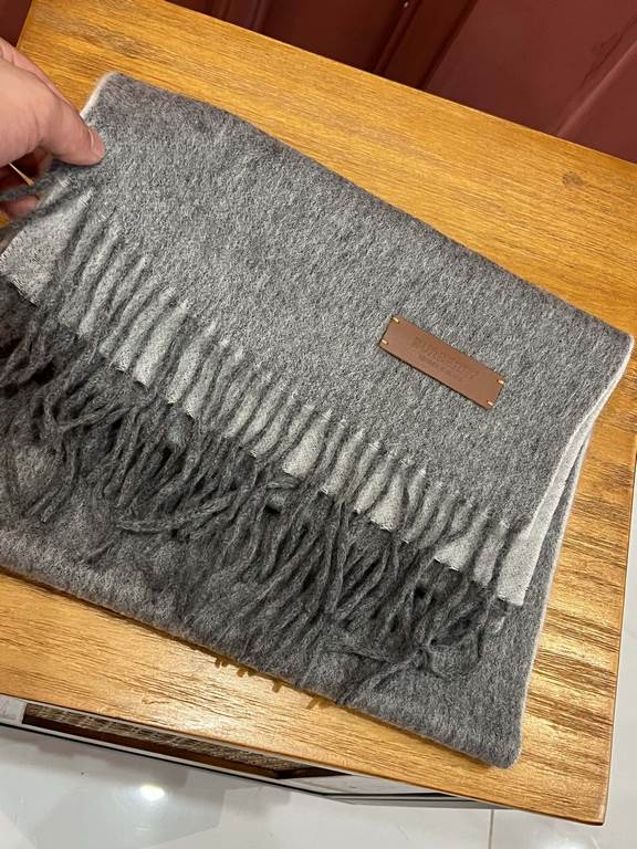 Burberry Couple's Double Sided Cashmere Scarf! Made of fine cashmere from the Mongolian plateau! The feel of the hand is full of fine fluff! The price is 100% affordable! The exquisite embroidery craft! Gift to keep thei