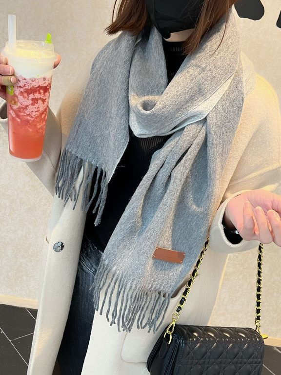 Burberry Couple's Double Sided Cashmere Scarf! Made of fine cashmere from the Mongolian plateau! The feel of the hand is full of fine fluff! The price is 100% affordable! The exquisite embroidery craft! Gift to keep thei