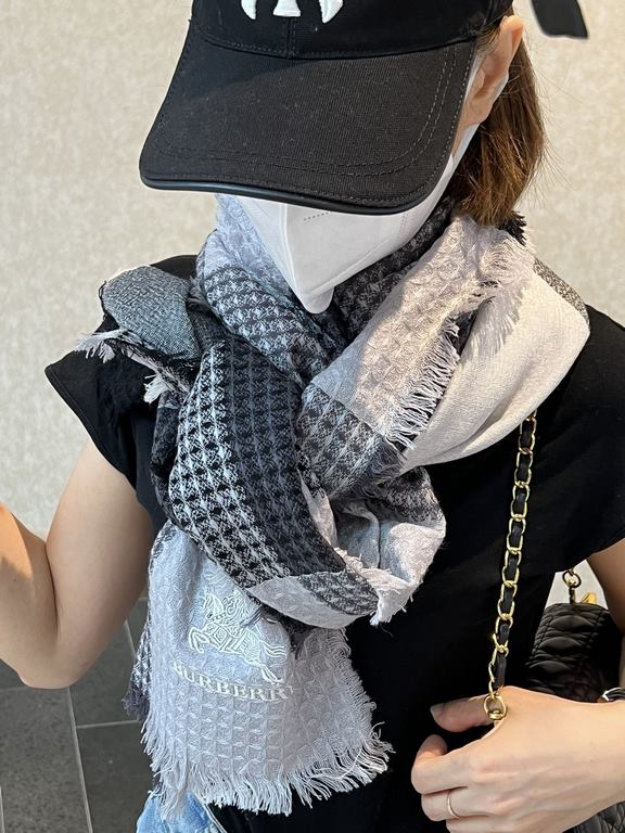 Ruthless goods to attack    Burberry classic models re-launched Fixed weave lambswool ring velvet fabric scarf, classic skeleton scarf Hand feel extremely silky, super comfortable on the body! Embroidered with B's classi